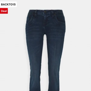 Ltb jeans  - Super snygga ltb jeans i modellen valerie. Dessa är i färgen nattblå och slutsålda i många storlekar. Jeansen är i super bra skick men har lite slitningar längs ned på baksidan.  Nypriset för dessa är 915 kr. Jag är öppen för att diskutera pris💕 