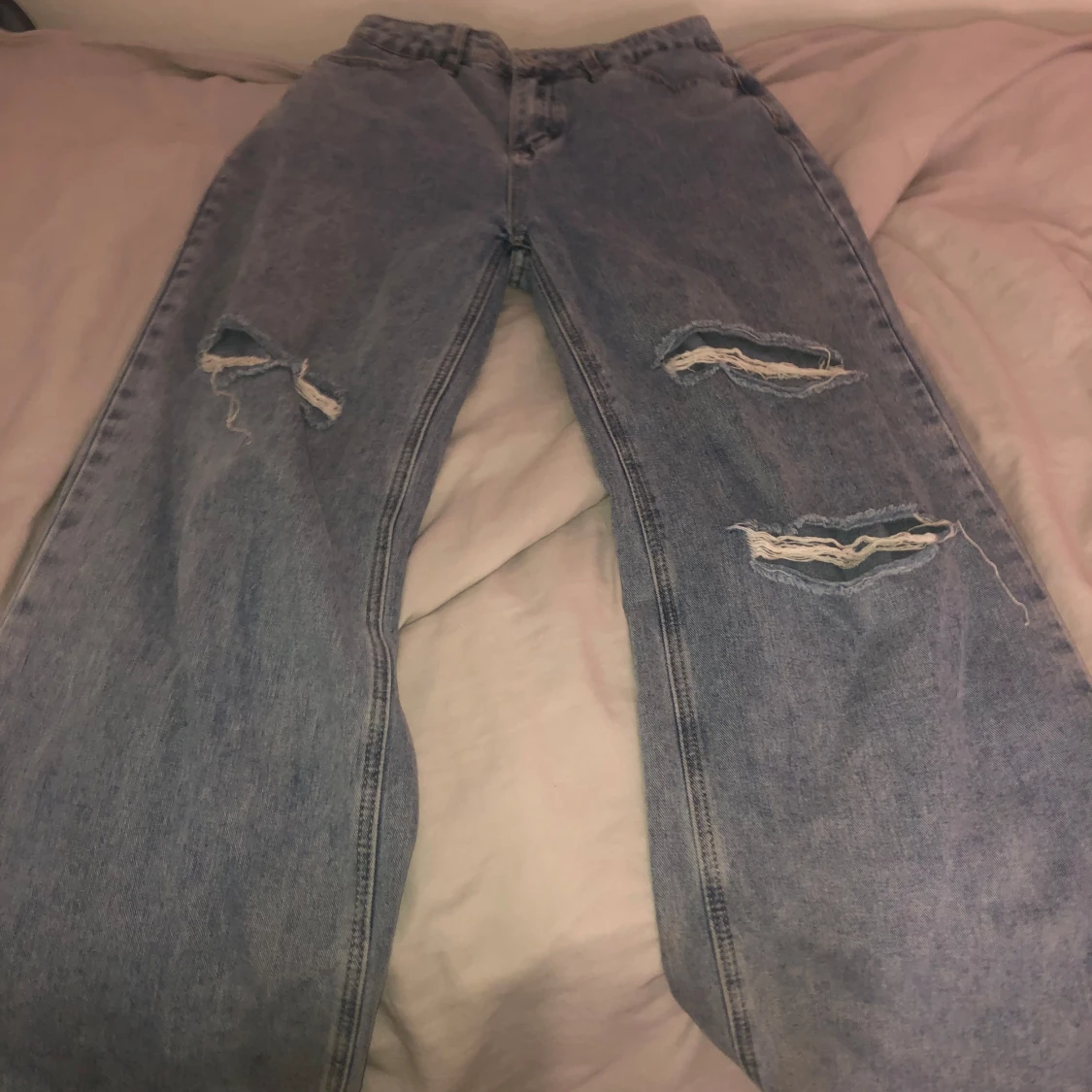 BlĂ„ ripped jeans đ