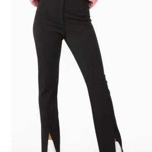 Kostymbyxor  - Svarta kostymbyxor från monki. Strl xs. Bra skicka