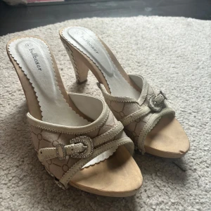 Träskor vintage - Några skador men inget som man märker, köpte på sellpy, använda nån gång Strl 41 men passar mig som har 39/40💕 Köp helst på Vinted för 30 kr billigare: @elvboh
