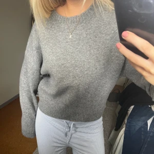 Stickad tröja - Grå stickad tröja från Zara. Använd två gånger så väldigt fint skick! Perfekta tröjan nu till hösten🍂😍