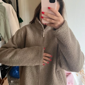 Teddyjacka - Teddyjacka från bikbok köpt förra året, säljs inte längre. Så mysig och skön med hög krage, perfekt till hösten. Fleece på insidan. Säljer då jag köpt en ny. Endast använd ett fåtal gånger💞💞💞