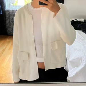 Vit kofta från Ginatricot - Jätte gullig kofta 