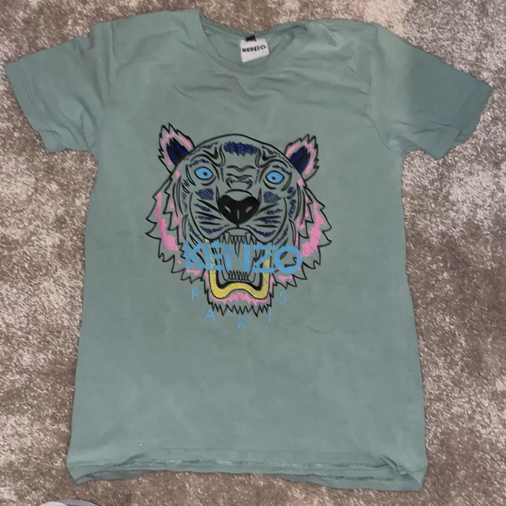 Hej nu säljer jag min unika kenzo t-shirt  Skriv vid minsta du fundering ✌🏼👍✌️💕❤️. T-shirts.