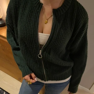 Mörkgrön stickad kofta  - Så fin och trendig mörkgrön stickad kofta med zip!! Köp gärna bundle🥹💗