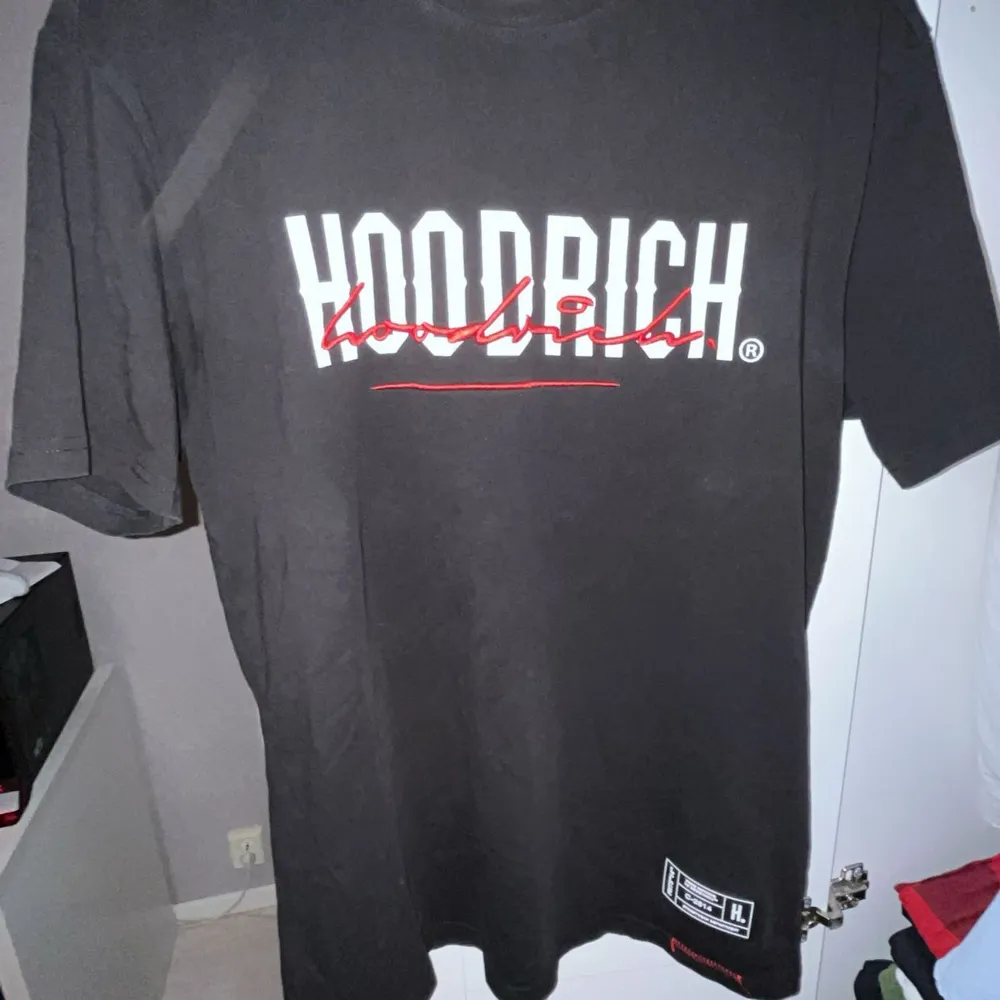 Tröjan är i storleken M men passar nog L, materialet är riktigt bra. Tröjan är i toppskick och knappt använd. Säljer den just för att jag inte använder. Pricet är inte hugget i Sten.. T-shirts.