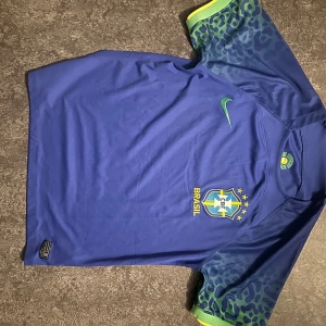 Brasilien Fotbollströja - En till fet tröja till salu.  Använd under sommaren me fortfarande i bra skick.  Den är köpt på Jerseys4All.