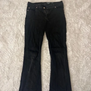svarta lågmidjade jeans - säljer dessa jättefina svarta lågmidjade jeans💕💕💕 Bra skick!!