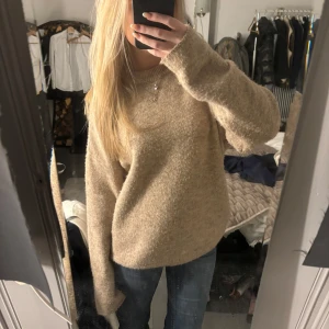 Stickad tröja - Skön och fin beige stickad tröja i storlek 34 (ganska oversized) perfekt till hösten! 