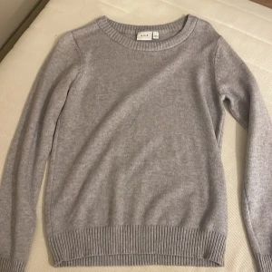 Grå stickad tröja  - Grå fin stickad tröja storlek xs🥰säljer för den är för liten till mig:) användt två gånger.