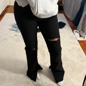 jeans  - svarta jeans med slits och hål på knäna, endast använda en gång, strl 38, 149kr