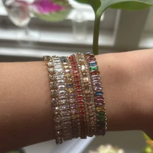 Armband - Säljer 7 armband från en marknad i Italien. 100kr/st eller 500 för alla. Vid köp av specifikt armband, vänligen ange siffran på ordningen från vänster. Tillgängliga just nu: ALLA