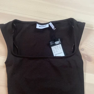 Weekday topp - Säljer denna toppen från Weekday då den aldrig har kommit till användning! Superfin och i superbra skick, aldrig använd!!💗💗