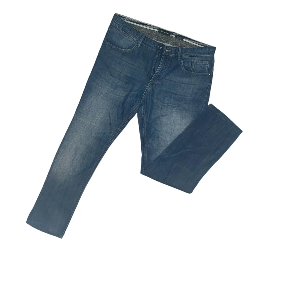 Säljer stilrena jeans i klassisk mörkblå färg från Massimo Dutti. Perfekt passform och tidlös design. I mycket gott skick! Tveka inte att höra av dig vid eventuella frågor eller för ytterligare information och bilder av produkten✨. Farkut & Housut.