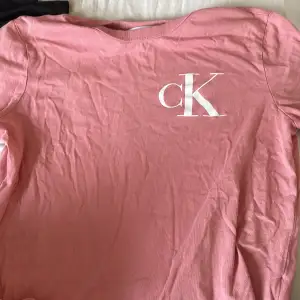 Säljer min Calvin Klein tröja då den är för liten.  Den är använd mycket man den är i bra skick.  Nypris: 550kr Säljer för:200kr Pris kan diskuteras💕