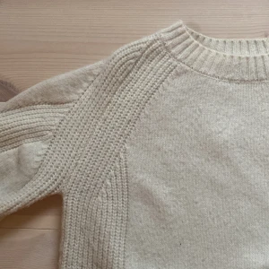 Vit stickad tröja - Säljer denna vita tröjan från mango då den inte används så mycket längre! Den är jättesnygg men dessvärre väldigt noppig men om man har en bra noppningmaskin blir den som ny💗💗