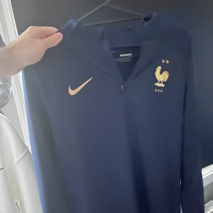 Nike tröja  - Köpte den från Nike för ett tag sen den är i perfek skick bara inte min smak och still längre, mer bilder information finns i dm