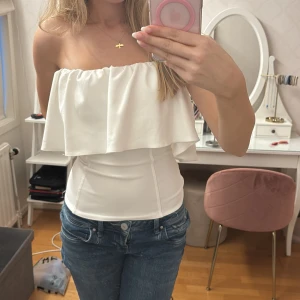 Zara topp - Säljer denna söta volang toppen från Zara då den inte kommer till användning💕 storlek m men jag skulle säga att den passar xs/s/m då tyget är väldigt strechigt 