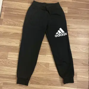 Svarta adidas byxor,har använt några gånger väldigt bra skick.