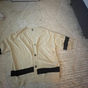 Kofta - Overzised kofta i storlek xs men passa verkligen allt mellan xs och L. Super mysig att hänga över sig 18% cashmere 50%ull