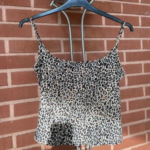 Leo topp - Leopard topp, aldrig använd. Sitter fint på