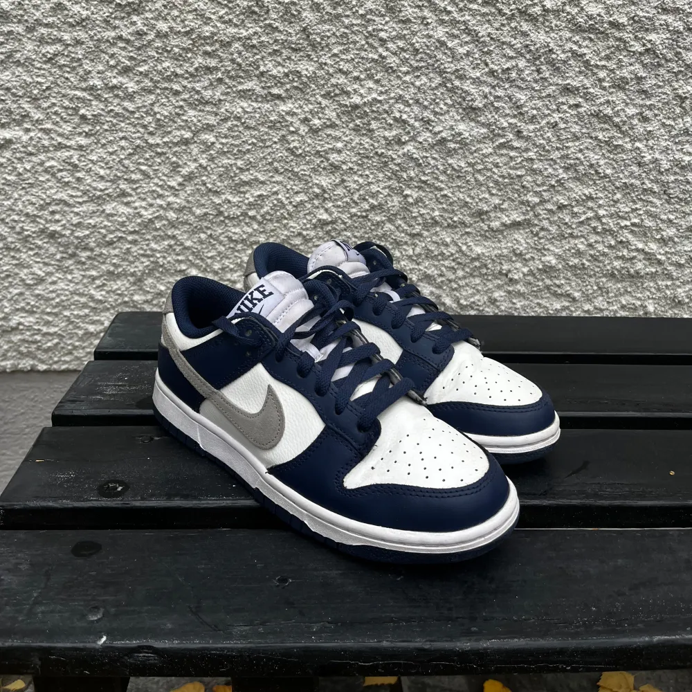 Säljer Nike Dunk Low storlek 40 i jättebra skick. Använda endast en gång. Perfekta för någon som vill ha ett stilrent par sneakers i klassiskt blå/vitt. Pris kan diskuteras. (Original pris är 1345 kr). Skor.