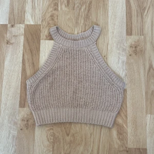 Stickad linne  - Väldigt skön och luftig till sommaren, men kan även använda på vintern med nån kofta över :)