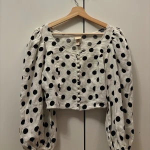 Prickig blus - Superfin blus från HM. Bra kvalitet förutom en knapp där en tråd är lös, men det syns inte. Den har rätt lösa ärmar, sitter tight runt magen och är lite kortare i midjan. Pris kan diskuteras❤️