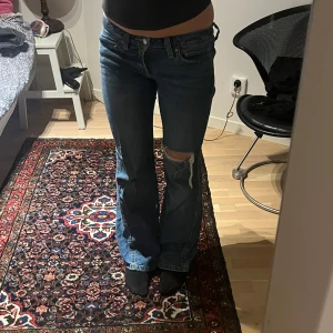 Lågmidjade levis jeans - Säljer dessa superfina lågmidjade levis jeans då dem tyvärr inte kommer till användning, jeansen är i nyskick 🩵jeansen köptes för 1400 och säljer dem nu för 870