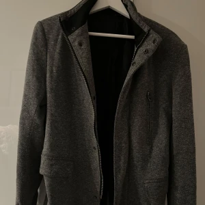 Zara jacka - Säljer en snygg zara jacka/rock i bra skick. Storlek S.