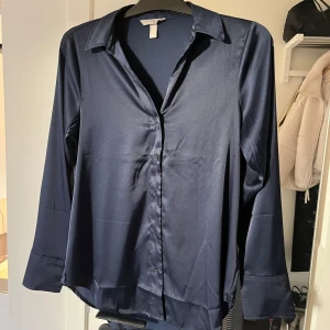 Mörkblå satin skorta - Satin skorta från H&M, aldrig använd 💕 Använd gärna köp nu! 😊