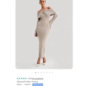 Stickad klänning  - Säljer denna super fina klänning, perfekt nu till hösten. Passar s/m 🤎 nypris 1274kr Helt onavänd!