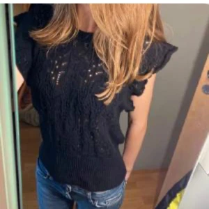 Virkad blus  - Snygg svart virkad topp i strl Xs🌟 fint skick och knapppt använd💓 skriv privat vid frågor eller intresse 