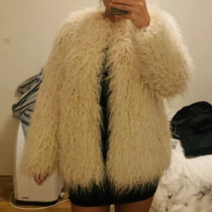 Fluffig jacka - Snygg fluffig jacka som jag köpt men aldrig använt! 