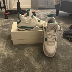 Jordan 4 pine green  - Tjena tjena säljer nu mina Jordan 4 pine greens. I storlek 46/47 använda typ 1 gång så condition skulle jag säga är 9/10.  Dem är köpt på Merchsweden. Vid några frågor är det bara att fråga. Kvitto går att få fram digitalt. Priset går att diskuteras 