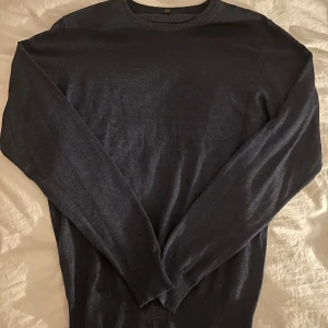Tröja - Säljer denna tröja i herr modell, men har använt den som unisex💋 tror att den är från Jack & Jones🥰