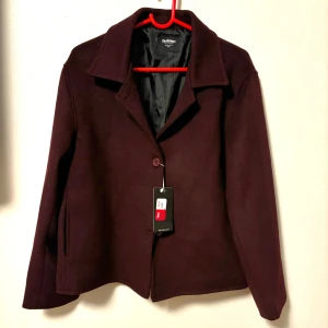 Kappa  - Supersnygg vinröd kappa  Strl L men skulle säga att den passar S/M