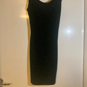 Festlig klänning - En glittrande festlig klänning i grön färg. Endast använd en gång. Passar perfekt till Jul eller Nyår. Storlek XS