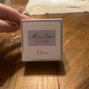 Miss Dior edp 50ml - Helt oanvänd har enbart öppnat plasten på förpackningen och har ej tagit något sprut av den.  Säljer den då jag råkat köpa fel doft.