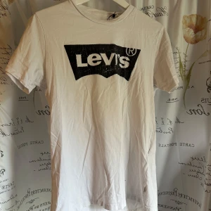 Levis t-shirt - En väl använd Levis t-shirt i storlek S, kan fixas mer bilder vid intresse!😊  Kom med bud! Men inga skambud accepteras!