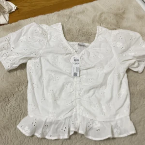 Vit blus  - Vit blus perfekt för sommaren, aldrig använd ( prislappen finns kvar ) storlek 146/152. Köpt för 280 säljer för 250 