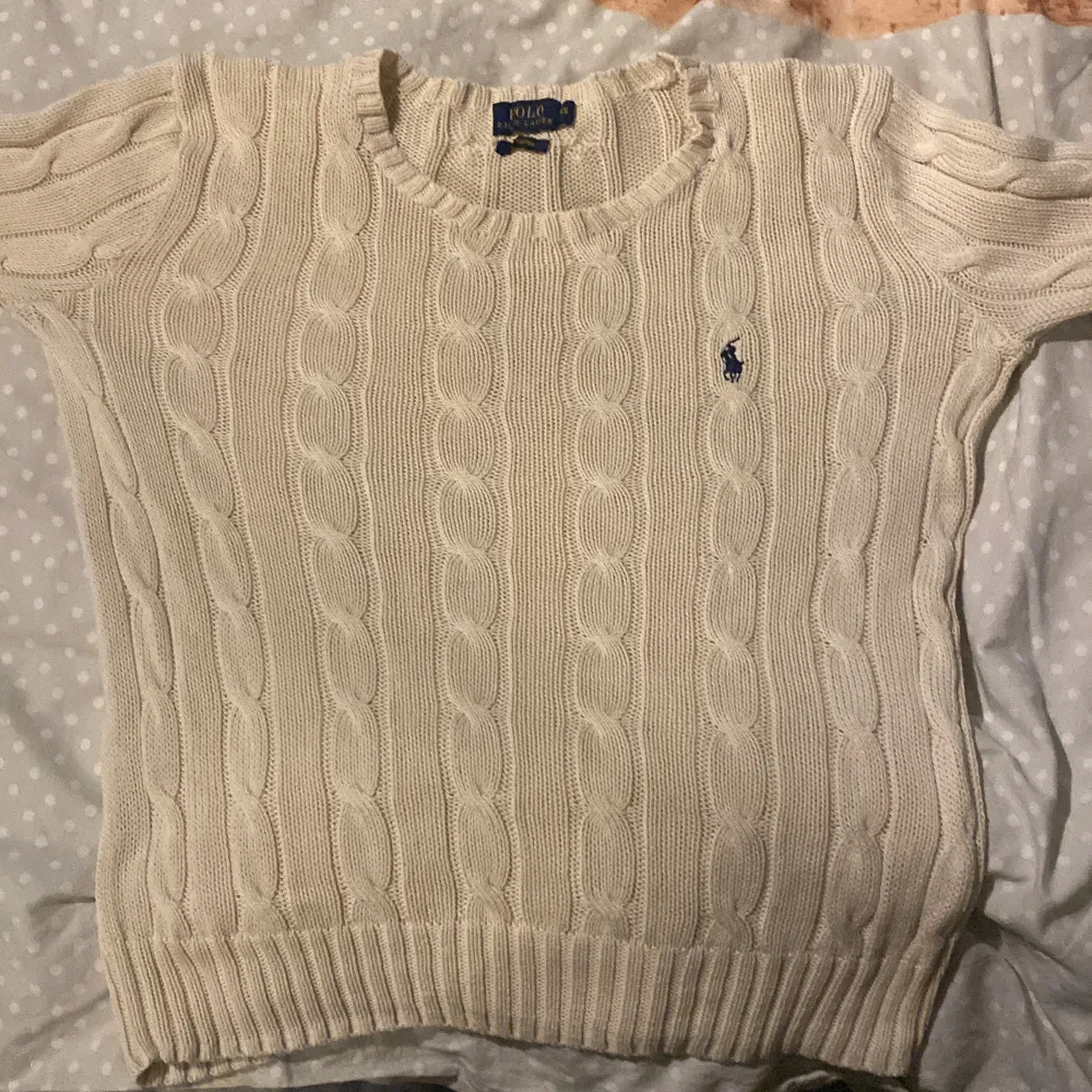 Säljer denna feta ralph lauren stickad tröjan 100% cotton inga synliga defekter, priset är inte hugget i sten, Dm vid minsta fundering 👍🏼. Stickat.