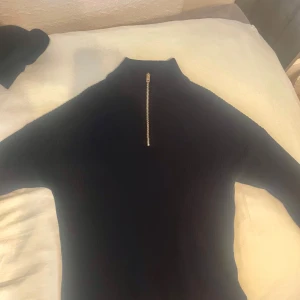 Stickad half zip - Storlek M, i gott skick. 