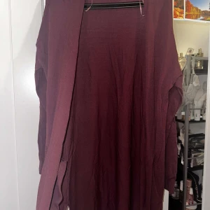 Cardigan - Vinröd cardigan med fickor i storlek XS, använd några gånger men fortfarande som ny!