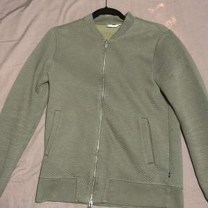 10/10 skivk snygg J.Lindeberg fullzip. Nypris 1500.