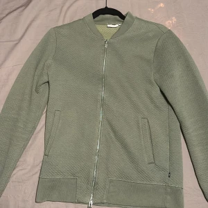 J. Lindeberg Fullzip - 10/10 skivk snygg J.Lindeberg fullzip. Nypris 1500.