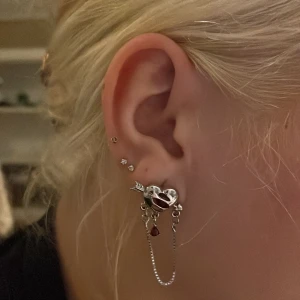 örhängen - AS snygga örhängen😍säljer för ja bytt till guld❣️(rostfria)