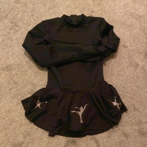 Konståknings dräkt  - Jätte bra skick använd 2-3 gånger inga defekter 