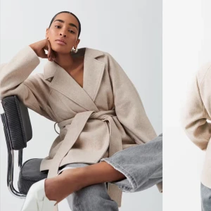 belted short coat kappa från Gina tricot. - Jag skickar bild på min jacka till den som vill köpa den, använd lite. 