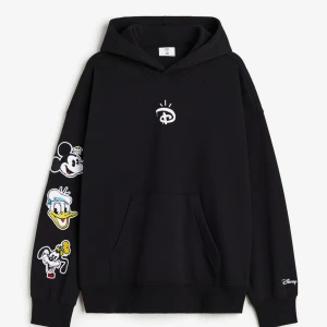 Disney x H&M - Säljer denna unika hoodie från kollektionen H&M hade tillsammans med Disney! Är i herrmodell men är för mig en snygg oversize hoodie! Fler bilder finns att få! Köpt för 400 kr, säljer för 250 + frakt🖤